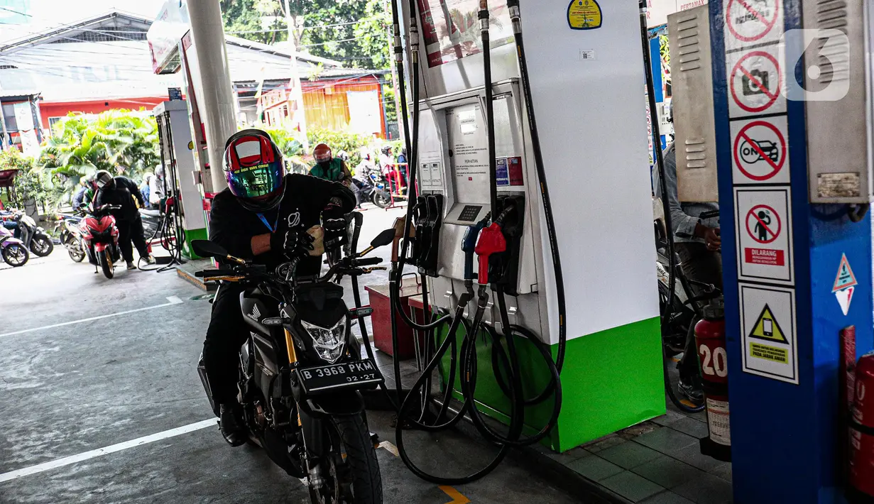 Sejumlah kendaraan mengantri di SPBU kawasan Kuningan, Jakarta, Sabtu (3/9/2022). Pemerintah akhirnya menaikan harga BBM bersubsidi, Adapun harga BBM yang mengalami kenaikan yaitu Pertalite menjadi Rp 10.000 per liter, harga solar menjadi Rp 6.800 per liter dan Pertamax menjadi Rp 14.500 per liter. (Liputan6.com/Faizal Fanani)