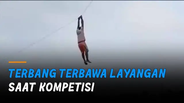 Sejumlah orang berupaya menarik tali agar pria itu segera mendarat.