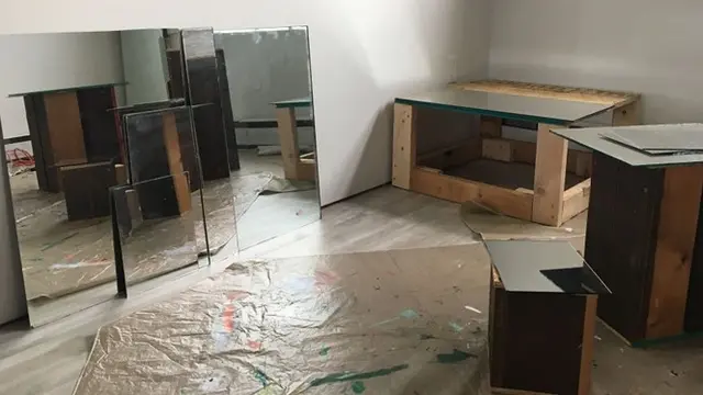 Pasangan Ini Buat Pohon Natal dari Pecahan Kaca, 6 Potretnya Bikin Takjub