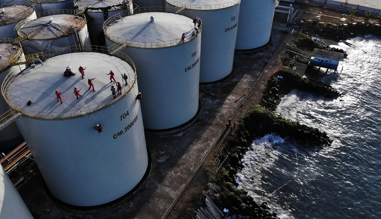 Band rock Boomerang tampil di atas silo kilang Wilmar International di Bitung, Sulawesi Utara, Selasa (25/9). (Dhemas Reviyanto, Nugroho Adi Putera, Jurnasyanto Sukarno/Greenpeace Southeast Asia/AFP)