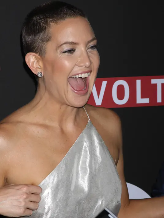 Kate Hudson tertawa disela pemotretan di karpet merah perhelatan UrbanWorld Film Festival, New York City, 23 September 2017. Di acara itu, Kate Hudson pertamakalinya tampil lagi di karpet merah usia memangkas habis rambutnya. (Victor Malafronte/AP Photo)