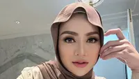 Nathalie baru saja mengunggah potret terbaru, ia tampil mengenakan kerudung instan warna coklat dipadukan dengan atasan lengan panjang warna serasi. Dengan makeup pinkesnya dari lipstik dan blush onnya. @nathalieholscher