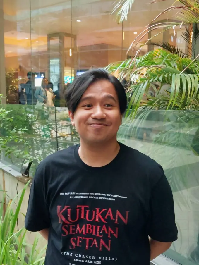 Joshua Suherman saat hadiri PresJoshua Suherman Cek Saldo Tabungan Secara Berkala Demi Cegah Kejahatan Digitals Screening & Conference film Kutukan Sembilan Setan.