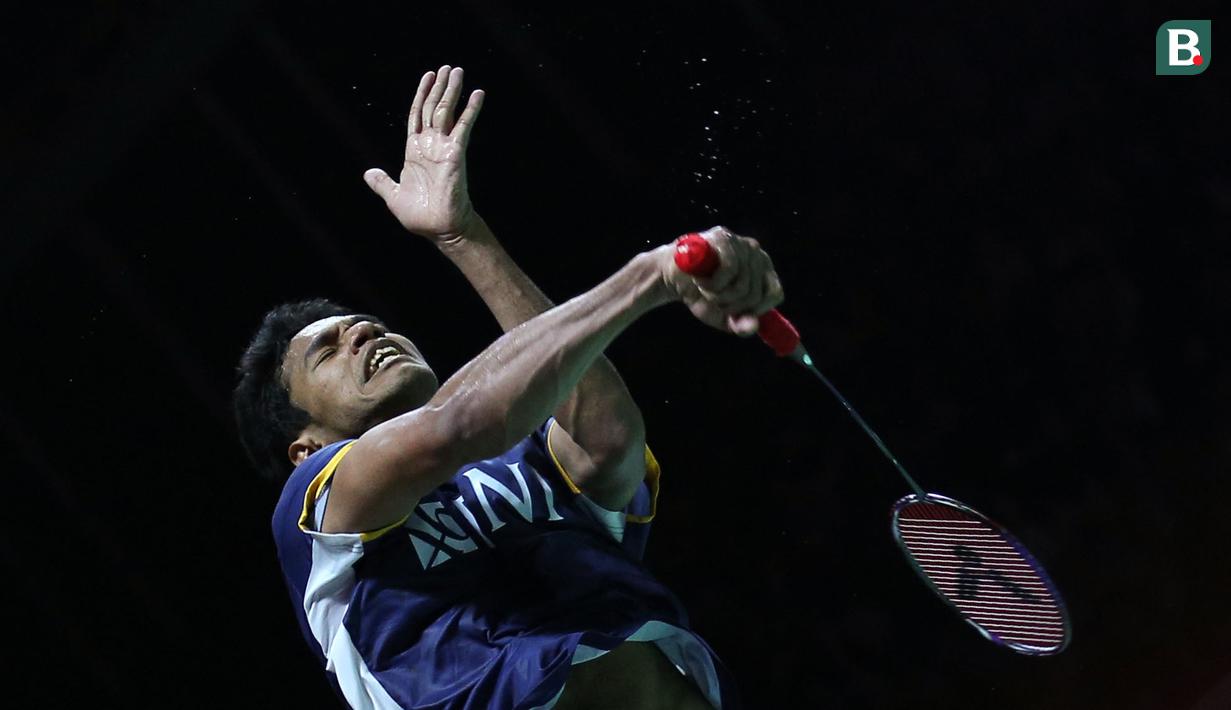 <p>Pebulu tangkis tunggal putra Indonesia, Chico Aura Dwi Wardoyo saat menghadapi tunggal putra Singapura, Loh Kean Yew pada laga babak 32 besar Kejuaraan bulu tangkis Indonesia Open 2023 di Istora Senayan, Jakarta, Rabu (14/6/2023). Chico Aura Dwi Wardoyo kalah dua game langsung 15-21, 21-23. (Bola.com/Bagaskara Lazuardi)</p>