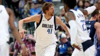 Bintang veteran Dallas Mavericks, Dirk Nowitzki, membantu tim meraih kemenangan pertama pada NBA 2017-2018 dengan mengalahkan Memphis Grizzlies 103-94 in di American Airlines Center, Kamis (26/10/2017) WIB. (AFP/Tom Pennington)