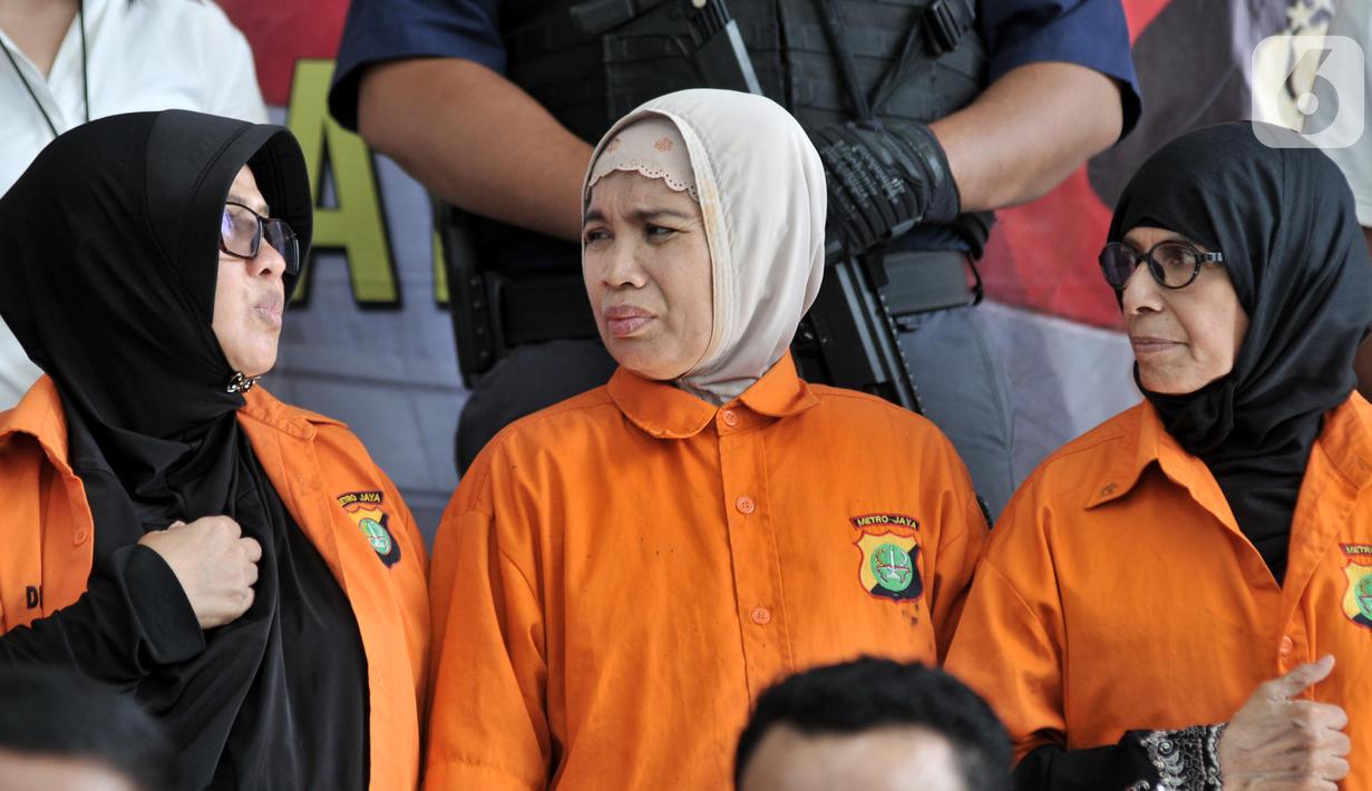 Para tersangka dihadirkan saat rilis pengungkapan rencana tindak kejahatan dalam pelantikan presiden dan wakil presiden di Mapolda Metro Jaya, Jakarta, Senin (21/10/2019). Polisi menangkap enam tersangka. (merdeka.com/Iqbal Zakharia)