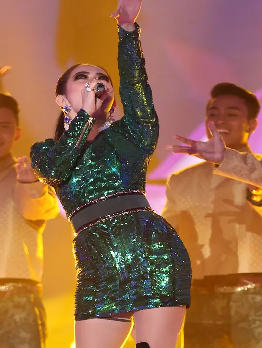 Dalam video tersebut, salah satu fashion stylist merekam Syahrini yang tengah berlenggok-lenggok. (Andy Masela/Bintang.com)