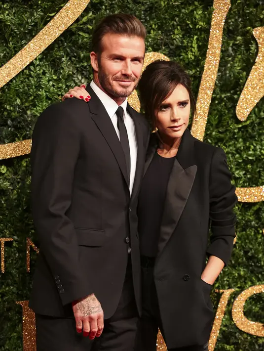 Netizen berpendapat jika foto tersebut tak pantas jika dilakukan. Namun sebagian netizen juga ada yang membela Victoria Beckham. (AFP/Bintang.com)
