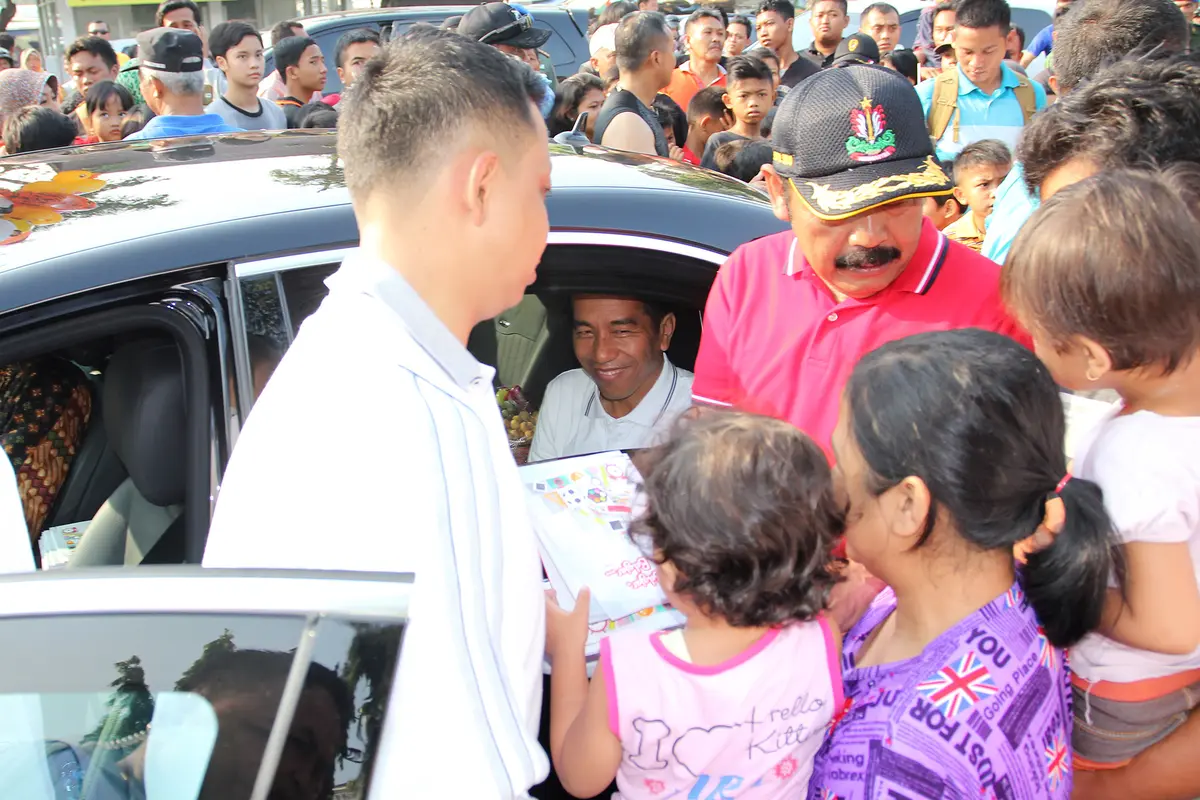 Kala Jokowi Bagi-bagi Buku Tulis untuk Bocah-bocah Solo