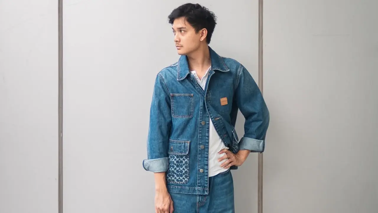 6 Gaya Simpel Baskara Mahendra Pakai Denim, Karisma Kasual yang Memikat Hati