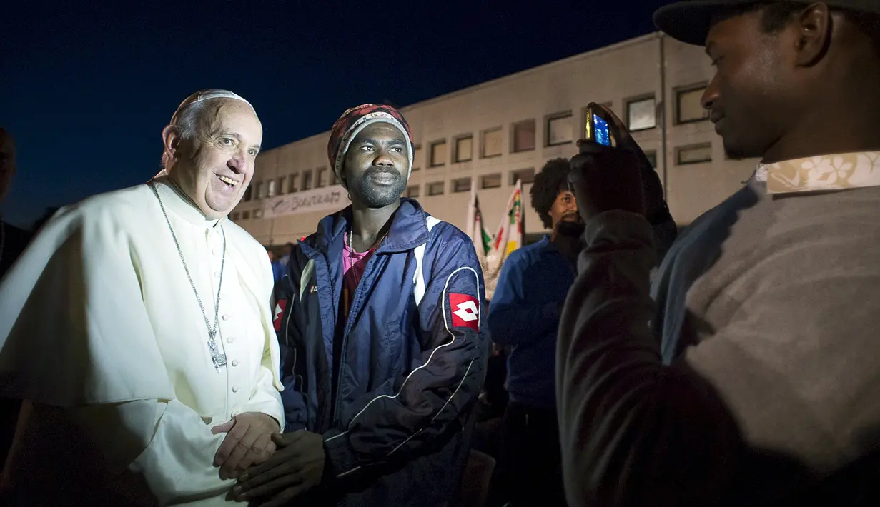 Paus Fransiskus berfoto bersama imigran usai memimpin misa Kamis Putih, di sebuah lokasi penampungan di Castelnuovo, dekat Roma, Italia, Kamis (24/3/2016). (Reuters/ Osservatore Romano)