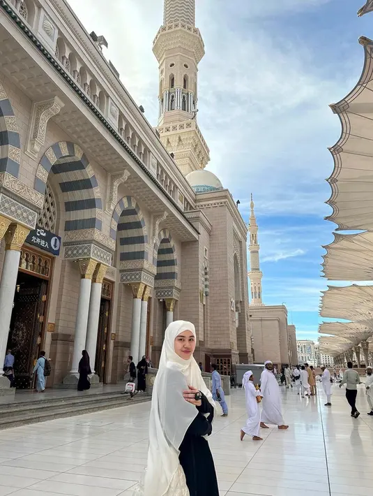 Saat menjalankan ibadah umroh, penampilan tertutup Aaliyah Massaid juga banyak mendapatkan pujian netizen. Di foto ini, Aaliyah memadukan abaya hitam dengan syal putih polos yang dijadikannya kerudung menutupi kepalanya. [Foto: Instagram/aaliyah.massaid]