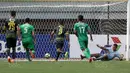 Pemain Sriwijaya FC, Alberto Goncalves mencetak gol ke gawang Bhayangkara FC pada lanjutan Liga 1 2017 di Stadion Patriot Bekasi, Minggu (20/8/2017). (Bola.com/Nicklas Hanoatubun)