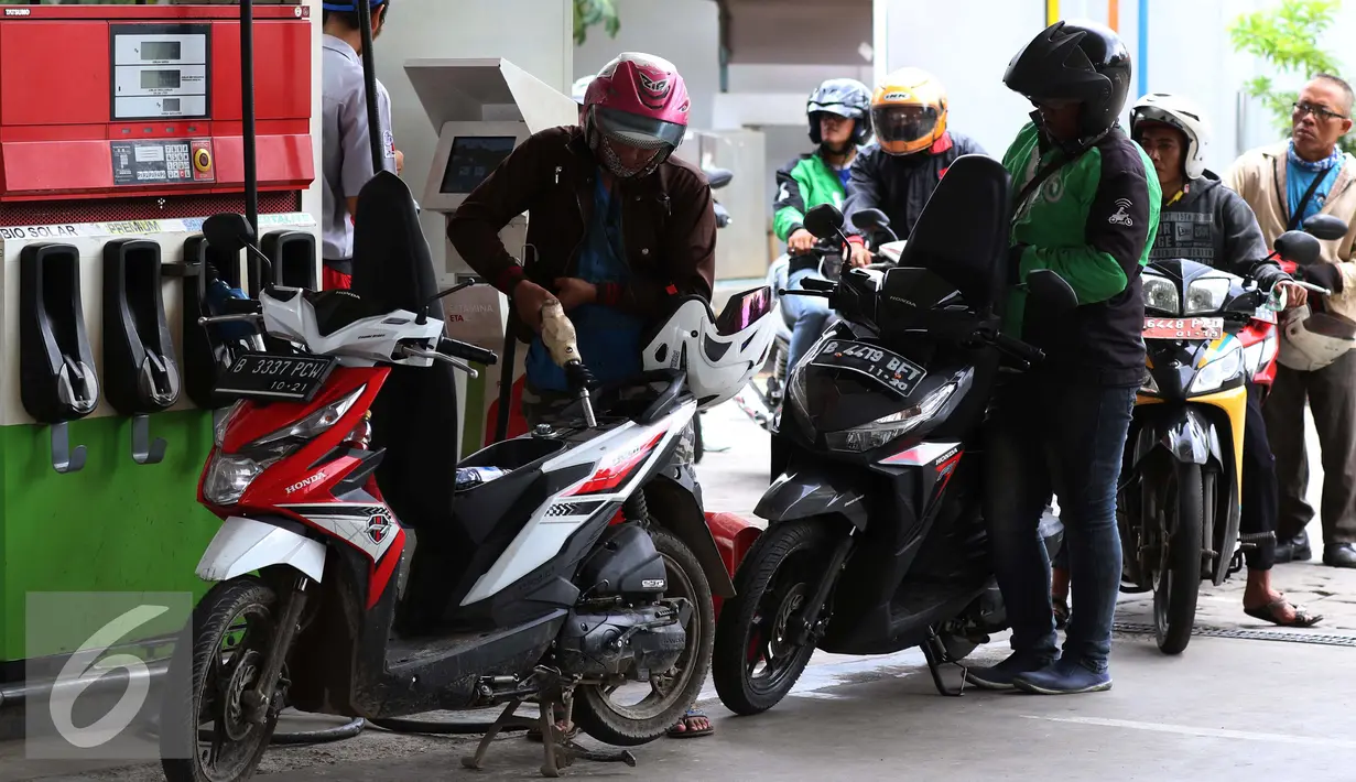 Sejumlah pengendara motor antre untuk mengisi bahan bakar minyak (BBM) di SPBU, Jakarta, Kamis (5/1). PT Pertamina (Persero) menaikan harga Bahan Bakar Minyak Umum jenis Pertamax Series, Pertalite, dan Dexlite Rp 300 per liter. (Liputan6.com/Angga Yuniar)