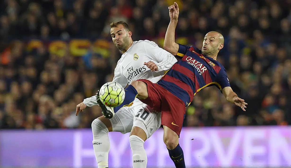 Bek Barcelona, Javier Mascherano, berebut bola dengan gelandang Real Madrid, Jese Rodriguez, pada laga La Liga Spanyol di Stadion Camp Nou, Barcelona, Minggu (3/4/2016) dini hari WIB. (AFP/Lluis Gene)