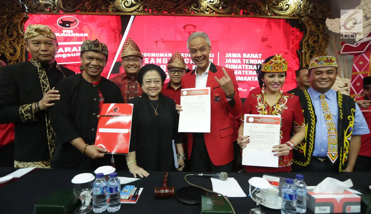 Ketum PDIP Megawati Soekarnoputri foto bersama dengan pasangan Cagub-Cawagub PDIP, Jakarta, Minggu (7/1). PDI Perjuangan (PDIP) mengumumkan lima pasangan gubernur dan wakil gubernur pada pilkada serentak 2018. (Liputan6.com/Faizal Fanani)