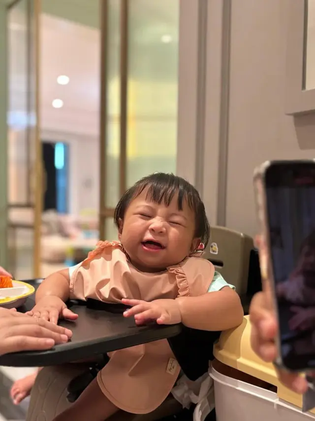 Ekspresi Lily saat makan bikin salfok! (credit:instagram.com/raffinagita1717)