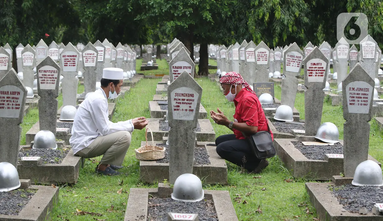 Warga berdoa saat melakukan ziarah di Taman Makam Pahlawan (TMP) Kalibata, Jakarta, Rabu (10/11/2021). Ziarah tersebut dilakukan untuk mengingat jasa para pahlawan dan sebagai upaya memperingati Hari Pahlawan yang diperingati setiap tanggal 10 November. (Liputan6.com/Herman Zakharia)