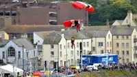 Seorang anggota tim terjun payung di Inggris hampir saja tewas ketika parasut utamanya gagal membuka.