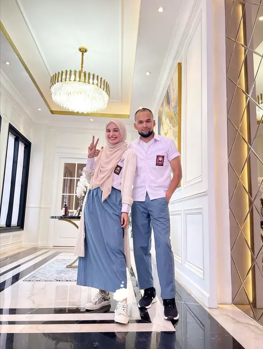 Berbeda dengan sang suami, Shireen menganggap mereka sebagai anak osis yang bertemu dengan anak rohis yang belum juga lulus. Terlepas dari candaan tersebut, pasangan yang terlibat cinlok di sinetron 'Cinta Fitri' ini tampak begitu serasi. (Liputan6.com/IG/@shireensungkar)