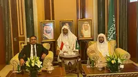 Menteri Agama (Menag) Yaqut Cholil Qoumas bertemu dengan Menteri Urusan Islam, Dakwah, dan Penyuluhan Arab Saudi Syekh Abdullatif bin Abdulaziz di Makkah, Arab Saudi, Sabtu (20/11/2021). (Merdeka.com)