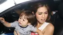Pemeran dalam film 'Kung Fu Pocong Perawan' ingin anaknya hormat pada orangtuanya. Tapi ia masih belum bisa menjelaskannya. (Andy Masela/Bintang.com)