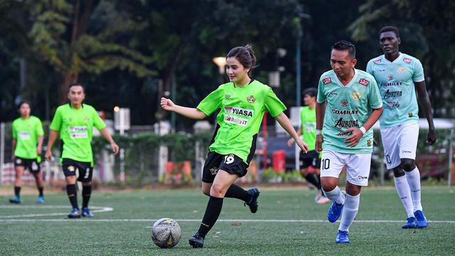 7 Potret Femila Sinakuban, Jebolan Indonesia Idol yang Jago Main Bola