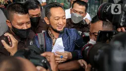 Awak media berusaha meminta keterangan Kepala Kantor Bea Cukai Makassar Andhi Pramono usai menjalani pemeriksaan di Gedung Merah Putih KPK, Jakarta, Selasa (14/3/2023). Berdasarkan LHKPN terakhirnya, Adhi tercatat punya kekayaan Rp13,7 miliar. Kekayaannya terdiri dari berbagai sumber. (Liputan6.com/Faizal Fanani)