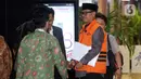 Wali Kota Madiun nonaktif, Maidi, kembali menjalani pemeriksaan lanjutan di Gedung Merah Putih Komisi Pemberantasan Korupsi (KPK), Jakarta, Kamis (23/4/2026). Tampak dalam foto, Wali Kota Madiun nonaktif, Maidi, sesaat sebelum meninggalkan Gedung Merah Putih Komisi Pemberantasan Korupsi (KPK) usai menjalani pemeriksaan lanjutan, Jakarta, Kamis (23/4/2026). (Liputan6.com/Helmi Fithriansyah)