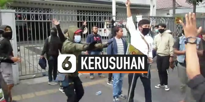 VIDEO: Unjuk Rasa UU Cipta Kerja di Bandung Diwarnai Kericuhan dan Perusakan Fasilitas Umum