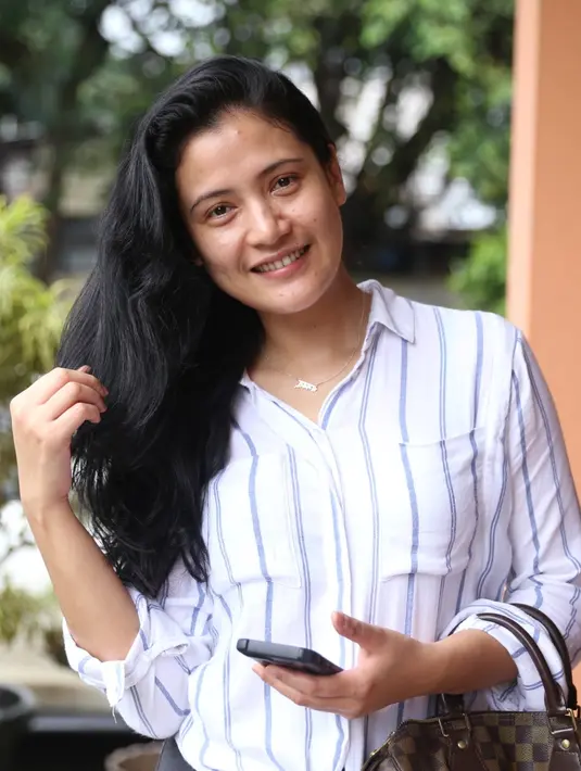 Saat berbincang dengan para penghuni panti jompo, banyak pelajaran hidup yang didapatkan. Harapannya, bisa memberikan kebahagiaan pada orangtua dan terus berbakti sampai akhir hayatnya. (Nurwahyunan/Bintang.com)