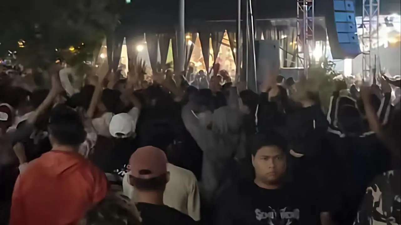 Pesta musik dangdut berujung ricuh yang menewaskan pemuda. (Liputan6.com/Arief pramono)