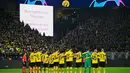 Para pemain mengheningkan cipta untuk para korban gempa bumi di Turki dan Suriah sebelum pertandingan leg pertama babak 16 Liga Champions antara Borussia Dortmund vs Chelsea di Signal Iduna Park, Jerman pada 16 Februari 2023. (AFP/John Macdougall)