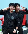 Penyanyi dangdut kembar identik Rizki dan Ridho memang selalu tampil kompak di atas panggung. Saking kompaknya penampilan kembar yang berbakat ini kerap kali membuat para penggemarnya bingung. (Deki Prayoga/Bintang.com)