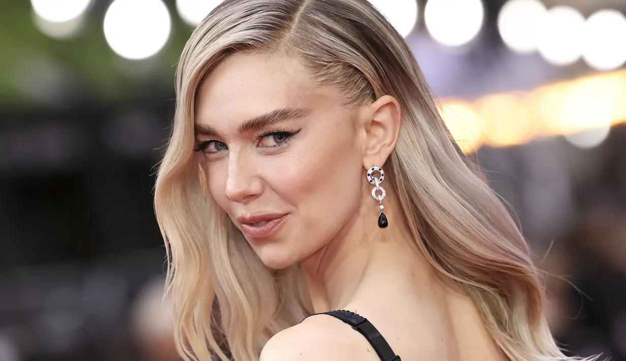 Aktris asal Inggris ini menyisir separuh rambut pirangnya ke belakang untuk memamerkan anting-anting berliannya.  (Vianney Le Caer/Invision/AP)