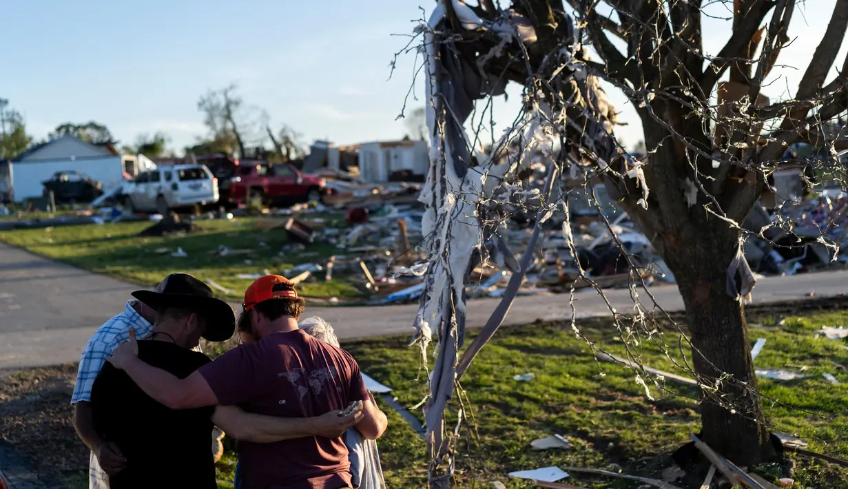 Di Virginia, sejumlah media setempat melaporkan setidaknya dua orang tewas tertimpa pohon tumbang. (Michael Swensen/Getty Images North America/Getty Images via AFP)