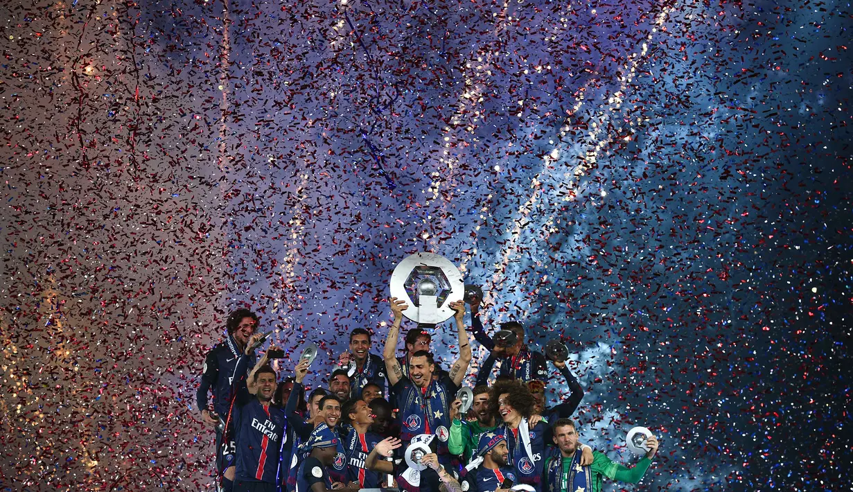 Para pemain Paris Saint-Germain saat merayakan gelar juara Liga Prancis 2015-2016 usai melawan Nantes  di Stadion Parc des Princes stadium, Paris,(14/5/2016).  (AFP/Franck Fife)