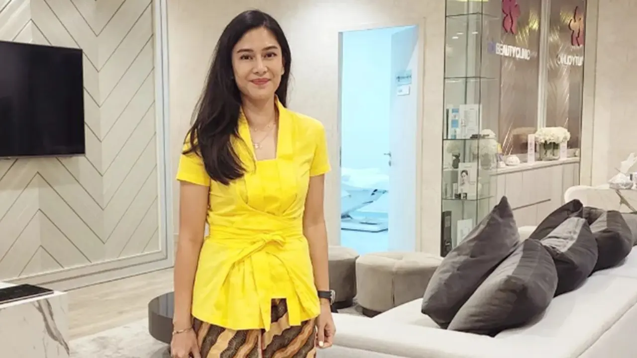FOTO: Gaya Dian Sastrowardoyo saat Pakai Kebaya, Tampil Elegan