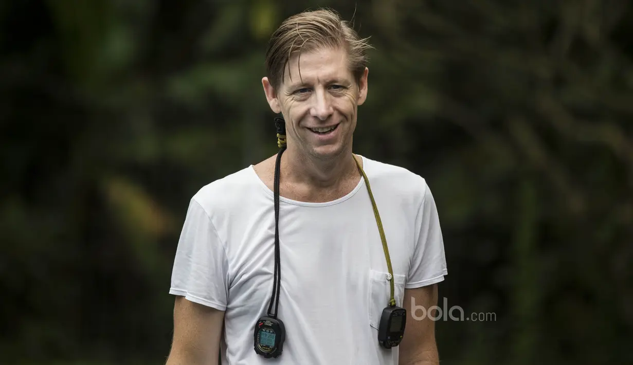 Pelatih renang Indonesia, Grant Stoelwinder, memimpin latihan jelang SEA Games 2017 Malaysia di Tirta Arum Swimming Pool Badung, Bali, Jumat (30/6/2017). (Bola.com/Vitalis Yogi Trisna)