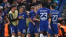 Para pemain Chelsea merayakan gol yang dicetak Cesar Azpilicueta ke gawang Qarabag pada laga Liga Champions di Stadion Stamford Bridge, London, Selasa (12/9/2017). Chelsea menang 6-0 atas Qarabag. (AFP/Ben Stansall)
