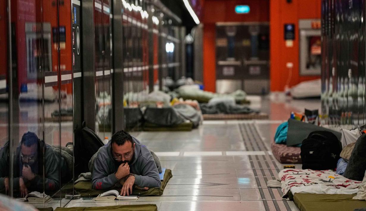 Stasiun metro di Tel Aviv, Israel, kini berubah menjadi tempat pengungsian sementara bagi ratusan warga sipil. Tampak dalam foto, orang-orang berlindung di stasiun metro bawah tanah saat sirene serangan udara memperingatkan datangnya rudal Iran di Tel Aviv, Israel, Sabtu, 7 Maret 2026. (AP Photo/Ohad Zwigenberg)