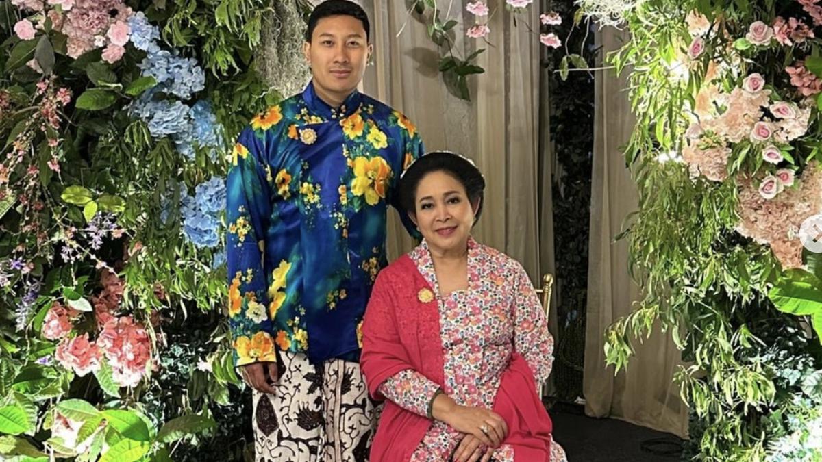 Inspirasi Model Kebaya Bunga ala Titiek Soeharto di Pernikahan Darma Mangkuluhur