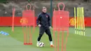 Penyerang MU, Wayne Rooney mengiring bola saat mengikuti sesi latihan di AON Training Complex di Carrington, Inggris, Selasa (23/5). MU akan menghadapi Ajax di final Liga Eropa 2016-2017. (Martin Rickett / PA via AP)