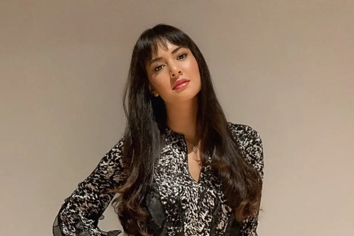 Gaya Aurelie Moeremans dengan Poni Depan, Kian Menawan