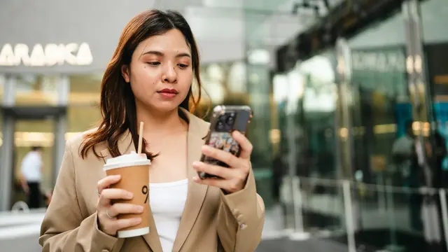 perempuan karir handphone serius