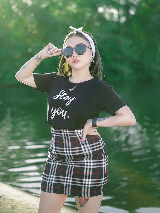 Syahiba Saufa kerap tampil kasual dengan beragam outfit stylish dan penuh gaya. Dengan T-shirt hitam dan rok senada, Syahiba tampil percaya diri bersama kacamata hitam andalannya. (Liputan6.com/IG/@syahiba_saufa).