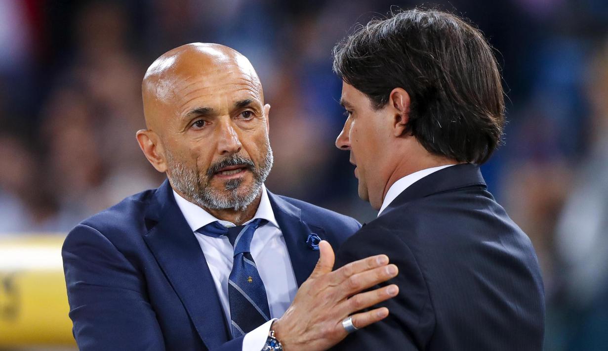 Pelatih Inter Milan, Luciano Spalletti, menyapa pelatih Lazio, Simone Inzaghi, pada laga Serie A Italia di Stadion Olimpico, Roma, Minggu (20/5/2018). Lazio kalah 2-3 dari Inter. (AP/Angelo Carconi)