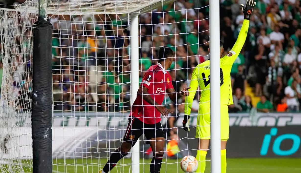 Pemain Manchester United Marcus Rashford (kiri) mencetak gol ke gawang Omonia pada pertandingan sepak bola Grup E Liga Europa di Stadion GSP, Nicosia, Siprus, 6 Oktober 2022. Manchester United menang 3-2 atas Omonia. (AP Photo/Petros Karadjias)