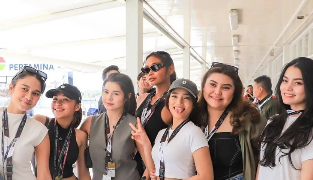 Dengan gaya menjulurkan lidah dan pose jari duanya, Fuji pun berfoto bersama teman-temannya saat berada di Sirkuit Mandalika. Fuji bergaya santai mengenakan atasan crop top putih dipadukan celana kargonya. [@fuji.an]