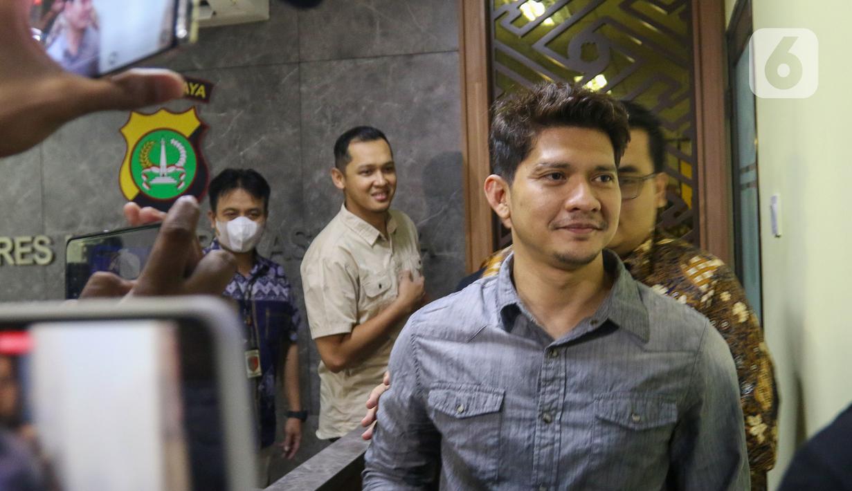 Aktor Iko Uwais berjalan menuju kendaraan usai memenuhi panggilan Kepolisian Resor Metro Bekasi Kota pada Jumat (17/6/2022). Sebelumnya Iko Uwais dicecar 14 pertanyaan dalam pemeriksaan kasus dugaan pengeroyokan di Mapolres Metro Bekasi Kota. (Liputan6.com/Herman Zakharia)